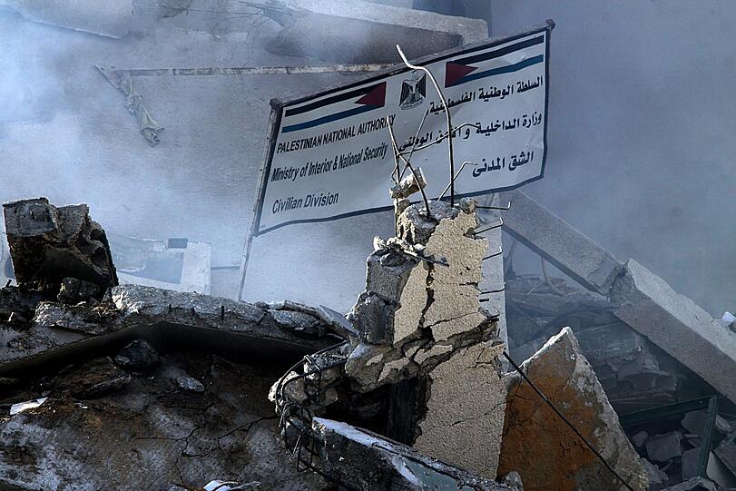 Ein Verwaltungsgebäude der Hamas im Gaza-Streifen liegt nach einem israelischen Luftangriff in Schutt und Asche.