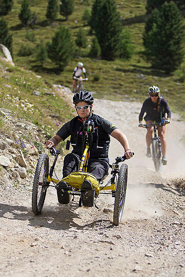 Felix Handbike ist ein geländegängiges Modell, dass es auf dem europäischen Markt so bisher nicht gibt. Statt einem Rad vorne und zwei hinten hat es zwei Räder vorne und einen kleinen Motor zur Unterstützung. Immerhin muss Felix die 30 Kilo des Bikes und sein eigenes Gewicht mit den Armen den Berg hoch bringen.