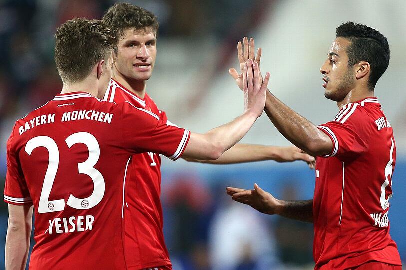 &bdquo;Ja, Männer, der Knoten ist geplatzt!&ldquo; So sieht es zumindest Bayern-Star Thomas Müller (2.v.l.), hier mit Thiago (r.) und Mitchell Weiser.