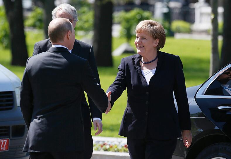 Angela Merkel und Wladimir Putin legten gemeinsam am Grabmal des Unbekannten Soldaten einen Kranz nieder. Anschließend gingen die beiden zu Fuß durch den Alexandergarten in den Kreml.