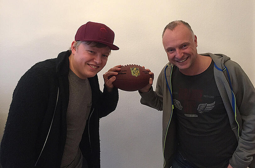 Schmidt-Sommerfeld (l.) ist AZ-Mitarbeiter und kommentiert wie Frank Buschmann (r.) bei &bdquo;ran NFL&ldquo;.