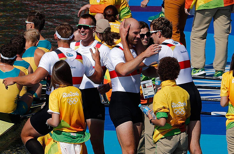 Goldiger Tag für die deutschen Ruderer: Unmittelbar hintereinander fahren der Doppelvierer der Männer und der Frauen den Olympiasieg ein. Die Bilder!