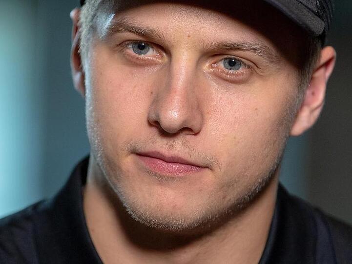 Dominik Kahun, Eishockeyspieler, schaut in die Kamera. Foto: Monika Skolimowska/zb/dpa