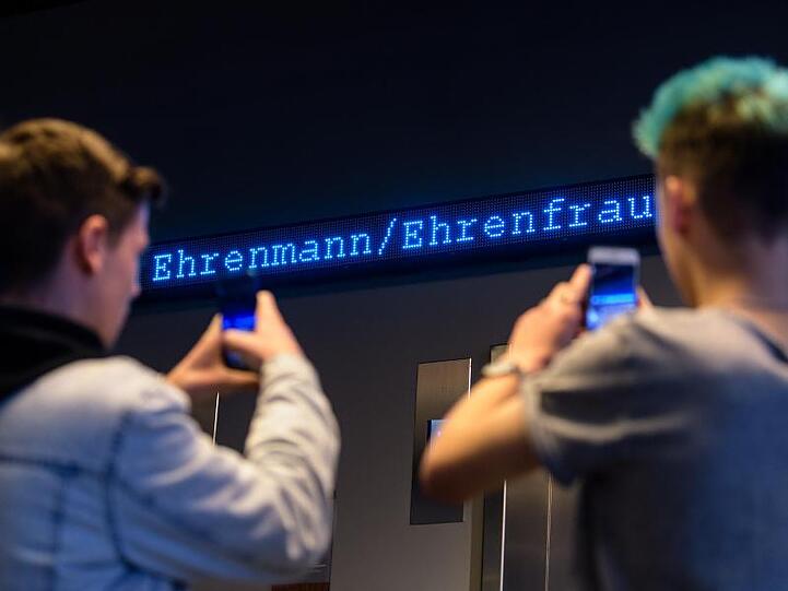 2018 war "Ehrenmann/Ehrenfrau" das "Jugendwort des Jahres". Jetzt soll es mit der Wahl vorerst vorbei sein.