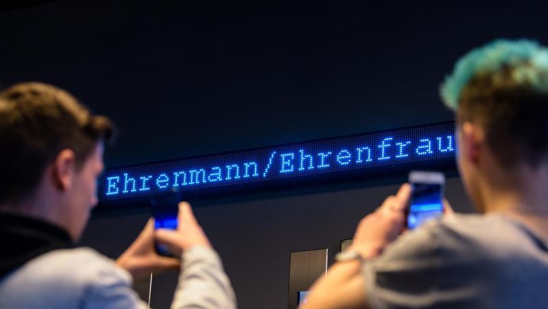 2018 war "Ehrenmann/Ehrenfrau" das "Jugendwort des Jahres". Jetzt soll es mit der Wahl vorerst vorbei sein. 2018 war "Ehrenmann/Ehrenfrau" das "Jugendwort des Jahres". Jetzt soll es mit der Wahl vorerst vorbei sein.