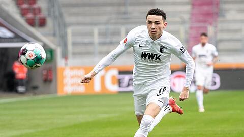 Ruben Vargas vom FC Augsburg spielt den Ball.