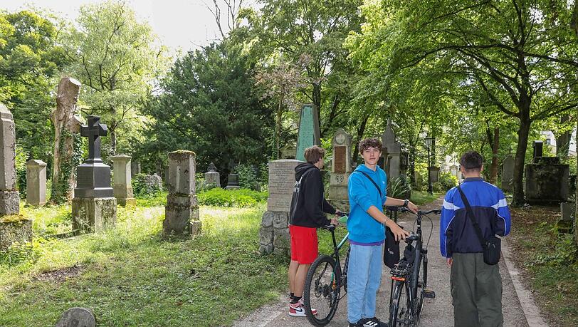 Auch Jugendliche nutzen den Friedhof als Aufenthaltsort, aber vom Radl müssen sie absteigen. So wie alle hier. Auch Jugendliche nutzen den Friedhof als Aufenthaltsort, aber vom Radl müssen sie absteigen. So wie alle hier.