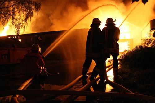 Vergeblicher Kampf: Feuerwehrmänner konnten die Flammen nur eindämmen - nicht stoppen.