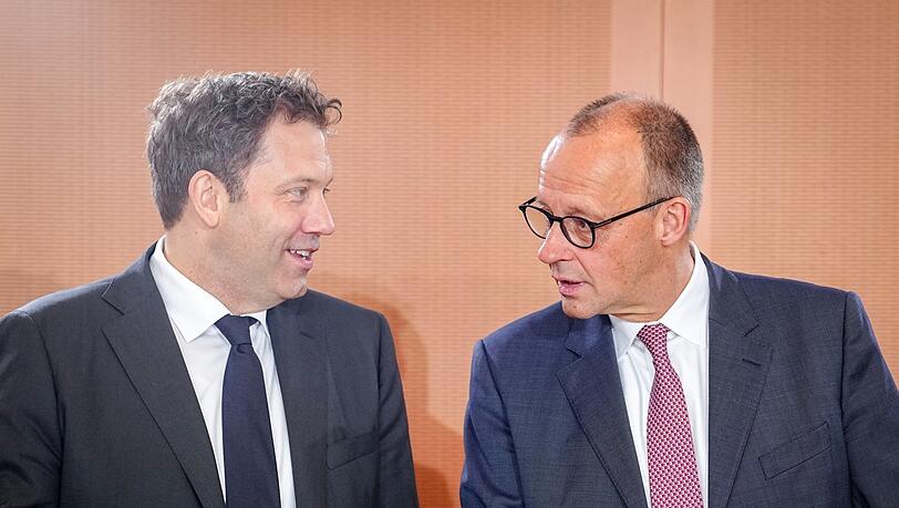 Bundeskanzler Friedrich Merz (CDU, r.) und Bundesfinanzminister Lars Klingbeil (SPD).
