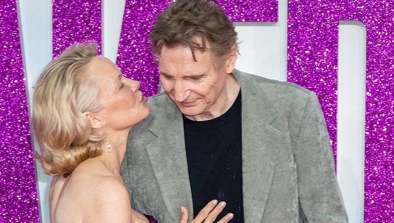 Pamela Anderson und Liam Neeson zeigen sich auf dem roten Teppich sehr vertraut miteinander.