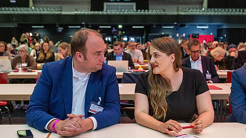 Ronja Endres, Landesvorsitzende der Bayern-SPD, und Sebastian Roloff, SPD-Bundestagsabgeordneter, warten beim Landesparteitag der SPD in Bayern auf das Ergebnis ihrer Wahl zur Doppelspitze.