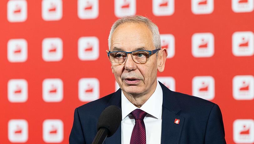 IG-BCE-Chef Michael Vassiliadis warnt vor einem Kahlschlag, etwa in der Chemieindustrie (Archivbild)