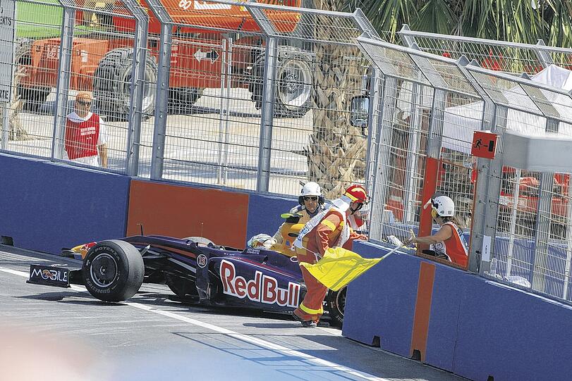 Das Ende aller Titelträume: Sebastian Vettel stellt sein Auto mit einem geplatzten Motor ab.
