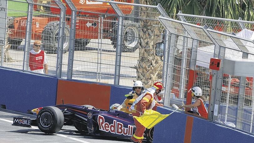 Das Ende aller Titelträume: Sebastian Vettel stellt sein Auto mit einem geplatzten Motor ab. Das Ende aller Titelträume: Sebastian Vettel stellt sein Auto mit einem geplatzten Motor ab.