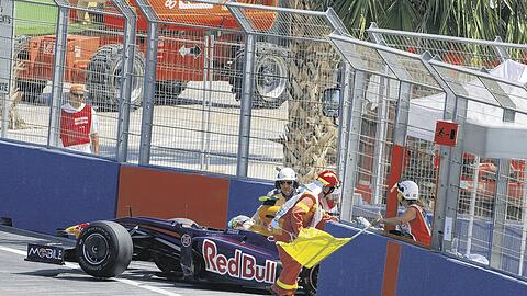 Das Ende aller Titelträume: Sebastian Vettel stellt sein Auto mit einem geplatzten Motor ab.