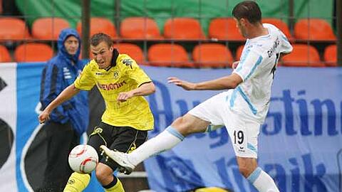Zweikampf zwischen Kevin Großkreutz (l.). und Mate Ghwinianidze