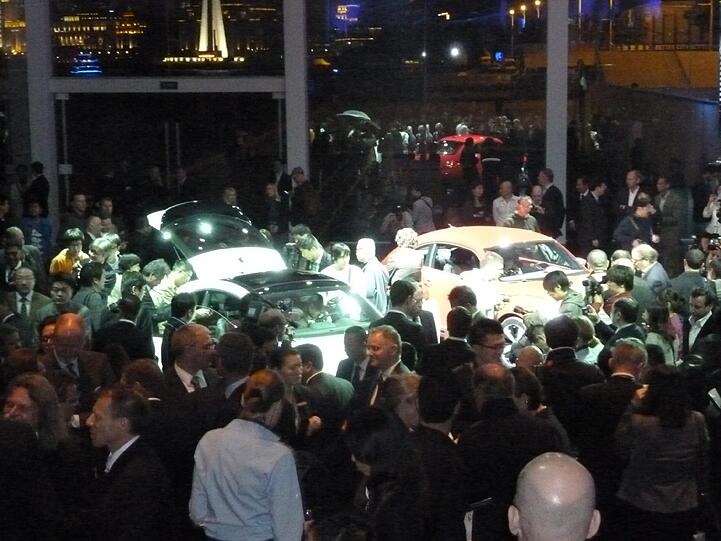 Vom Auto ist in der großen Halle am Huangpu-Fluss über Stunden fast nichts zu sehen.
