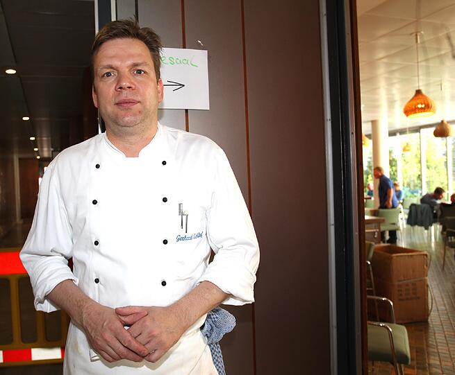 PASTA FÜR DIE GESTRANDETEN: Gerhard Schlierf, Koch der Katholischen Akademie: &bdquo;Ich wohne in der Werneckstraße und bin auch evakuiert worden. Da habe ich mir gedacht, ich kann auch gleich hergehen und helfen. Ich habe dann den Kollegen von den Maltesern die Küche aufgesperrt und ihnen geholfen. Das ist ja einfacher, als wenn die erst ihre Feldküche aufbauen müssten. Abends gab&rsquo;s Dosen-Gulasch mit Nudeln von den Maltesern. Aber am Dienstagmittag mache ich ein kleines Pastagericht, etwas Leichtes. Viel geschlafen habe ich nicht, aber es geht schon. Heut früh war die Stimmung noch etwas angespannt, aber jetzt geht es wieder.&ldquo;