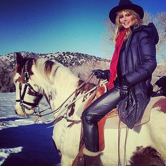 Romantischer Winterritt: Heidi Klum auf Pferd "Charlie"