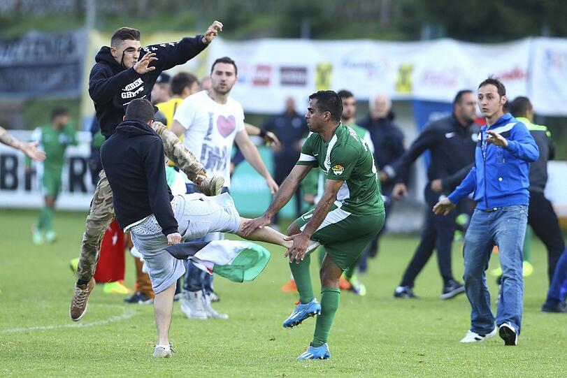 Hass und Gewalt: Prügel-Fans stürmen das Feld mit Palästina-Fahnen und gehen auf die Spieler der israelischen Mannschaft los. Die Bilder.