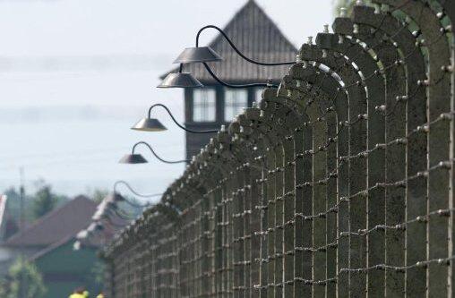 Ein Verfahren gegen einen 90 Jahre alten ehemaligen SS-Wachmann aus dem NS-Vernichtungslager Auschwitz wurde wegen Verhandlungsunfähigkeit eingestellt. Foto: Armin Weigel/Archiv