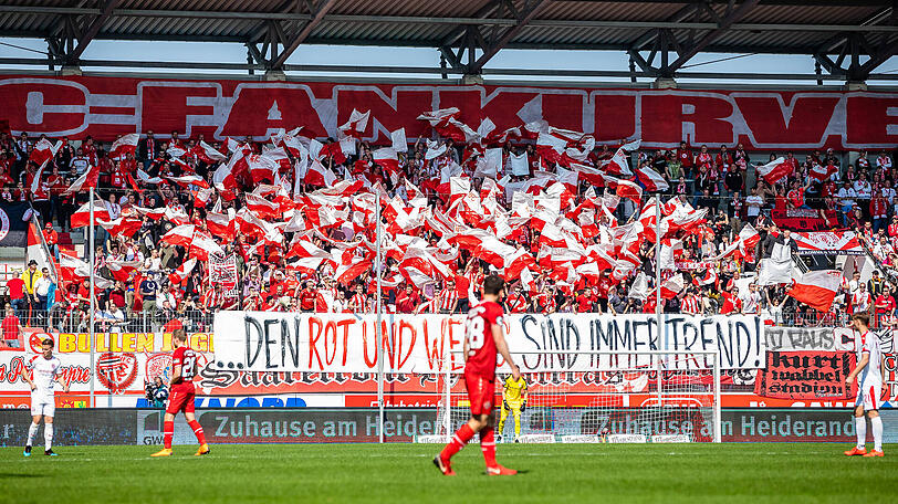 Stehen hinter ihrer Mannschaft: die Fans des Halleschen FC.