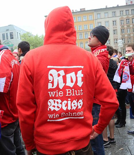 Die Bayernfans sind bereit für einen außergewöhnlichen Fußballabend. Bei brittischem Wetter und bayerischem Bier präsentieren sie die Fans lautstark am Marienplatz. Die besten Bilder.