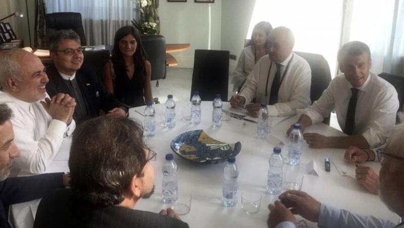 Irans Außenminister Mohammad Dschawad Sarif (l) beim Treffen in Biarritz mit Frankreichs Präsident Emmanuel Macron (r). Irans Außenminister Mohammad Dschawad Sarif (l) beim Treffen in Biarritz mit Frankreichs Präsident Emmanuel Macron (r).