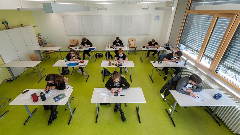Abiturienten sitzen in einem Klassenzimmer.