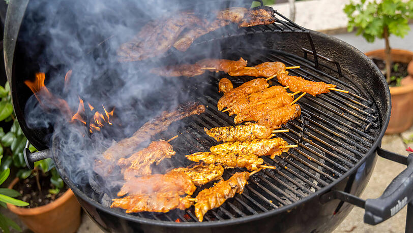 Nach dem Grillen kommt das Rostreinigen, doch auf eine Drahtbürste sollte man dabei besser verzichten.