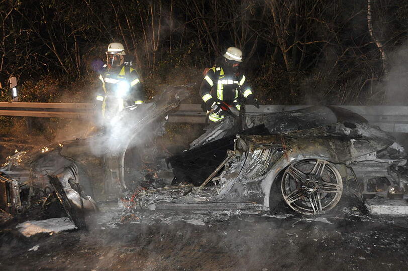 &bdquo;Die haben wahnsinniges Glück gehabt. Ihr Porsche war mit mindesten Tempo 150 Kilometern pro Stunde unterwegs&ldquo; - die Bilder vom Horror-Crash auf der A92.