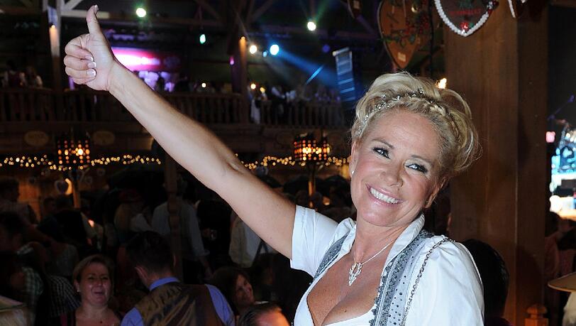 Outfit Nr. 1: Für ihre Geburtstagsparty im Weinzelt wählt Claudia Effenberg ein graues Seiden-Dirndl. Outfit Nr. 1: Für ihre Geburtstagsparty im Weinzelt wählt Claudia Effenberg ein graues Seiden-Dirndl.