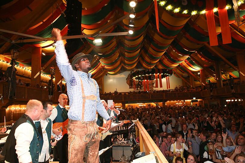 Hatte sichtlich Spaß: Usain Bolt im Schützenzelt.