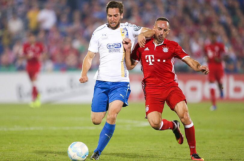 Franck Ribery im Zweikampf mit Matthias Kühne