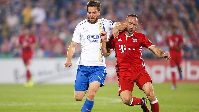 Franck Ribery im Zweikampf mit Matthias Kühne Franck Ribery im Zweikampf mit Matthias Kühne