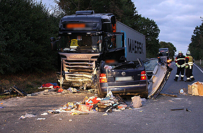 Bei dem Crash wurde der VW Touran komplett zerstört. Die Bilder von der Unfallstelle.