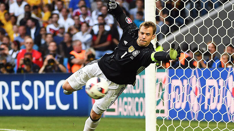 Die Bedeutung von Manuel Neuer ist allseits bekannt. Der viermalige Welttorhüter ist seit dem Rücktritt von Bastian Schweinsteiger zudem Mannschaftskapitän, doch noch immer ist sein Einsatz bei der WM ungewiss. Zu Beginn des Trainingslagers in Südtirol konnte der 32-Jährige vollständig mit der Mannschaft trainieren.