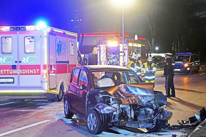 Bei dem Unfall wurden sechs Menschen, darunter zwei Mädchen (5, 7) verletzt.