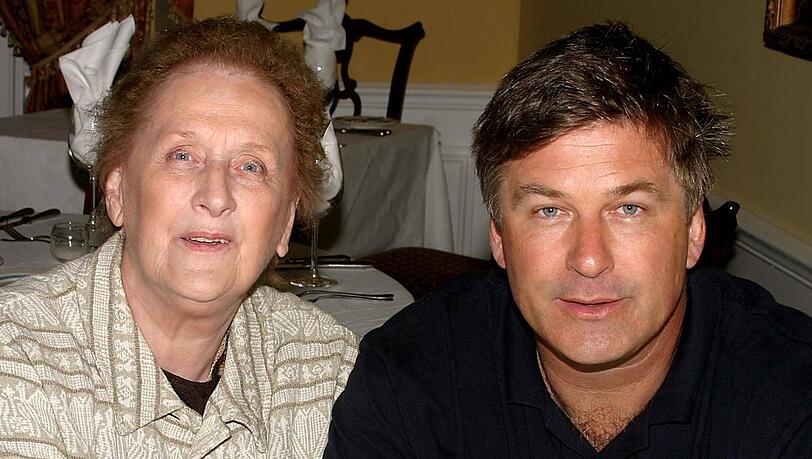 Alec Baldwin mit seiner Mutter Carol im Jahr 2004.
