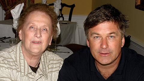 Alec Baldwin mit seiner Mutter Carol im Jahr 2004.