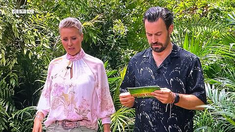 Sonja Zietlow und Jan Köppen sind erstaunt über die Selbstreflektion einiger Dschungelcamper.