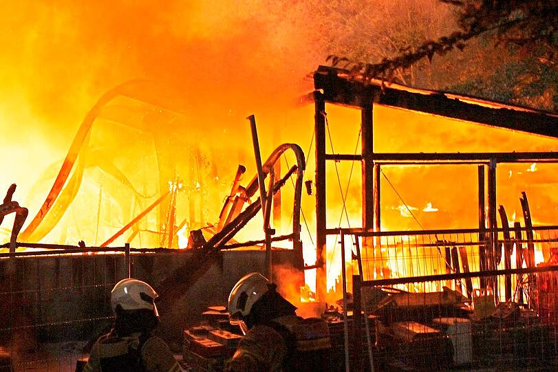 Insgesamt waren über 150 Einsatzkräfte vor Ort.  Am Ende stürzte die Holzhalle vollständig ein.
