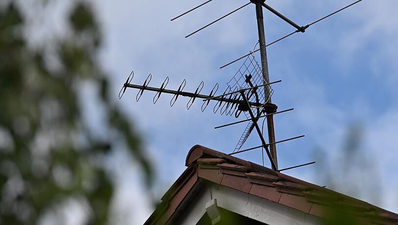 Eine Fernsehantenne auf dem Dach eines Wohnhauses: Diese Übertragungsform kommt aus der Mode. Eine Fernsehantenne auf dem Dach eines Wohnhauses: Diese Übertragungsform kommt aus der Mode.