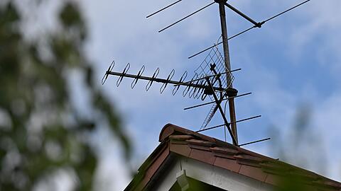 Eine Fernsehantenne auf dem Dach eines Wohnhauses: Diese &Uuml;bertragungsform kommt aus der Mode.