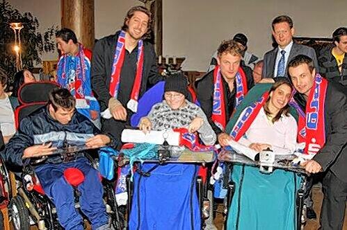 Gruppenbild mit glücklichen Rollis: Die Tiger Patrick Ehelechner, Björn Barta und Petr Fical (v.l.) bei ihrem Besuch im Altdorfer Wichernhaus.