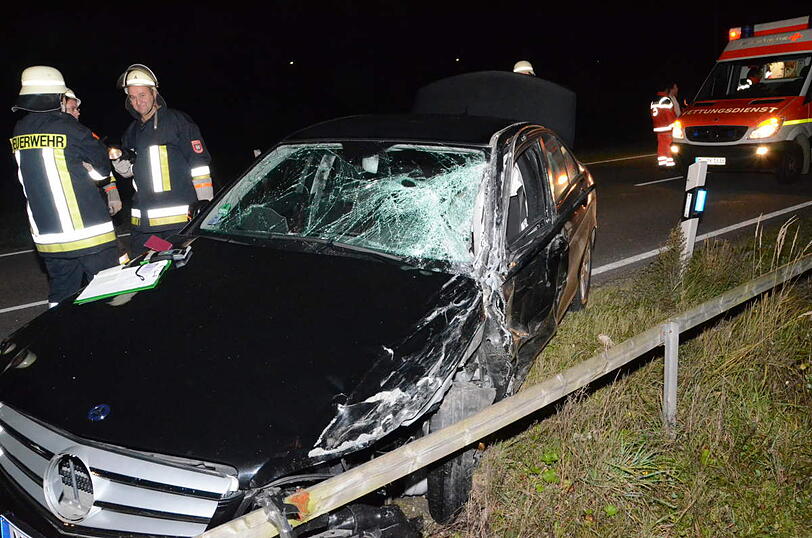 Überholmanöver zum falschen Moment: Zwei Autos krachen frontal ineinander, die beiden Fahrer sind verletzt.