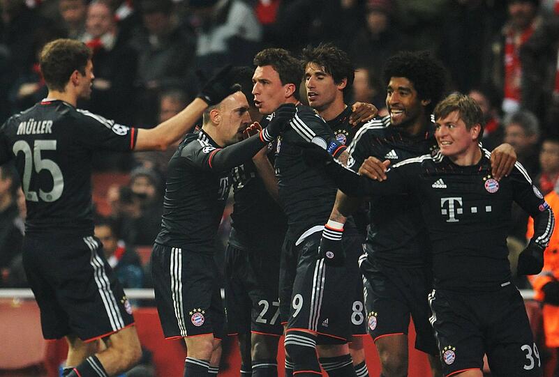 Die Bayern jubeln nach dem Tor von Toni Kroos zum 1:0 gegen Arsenal London.