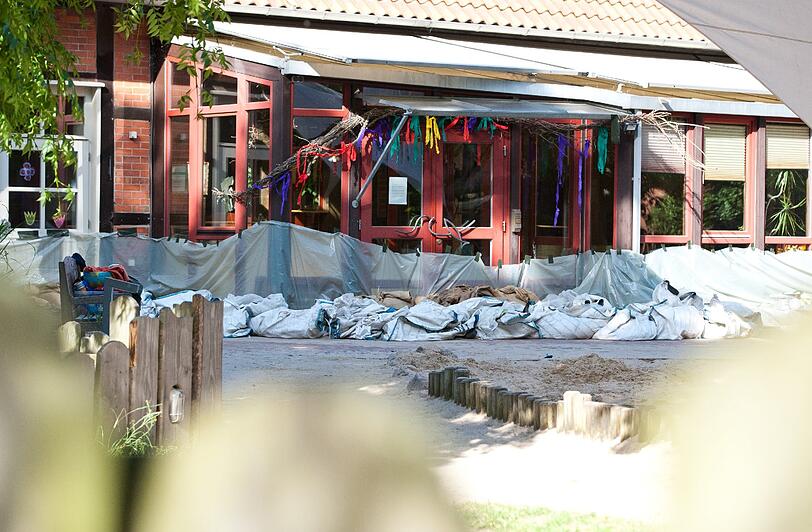 Der evangelischen Kindergarten ist am 06.06.2013 in der Altstadt von Hitzacker (Niedersachsen) ist vorsorglich mit Planen und Sandsäcken gesichert.