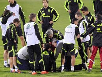 Der Schock-Moment: Javi Martínez hockt nach einem Zusammenprall mit Pedro auf dem Rasen.