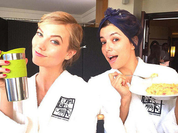 Karlie Kloss (l.) und Eva Longoria gönnen sich ein Frühstück im Bademantel